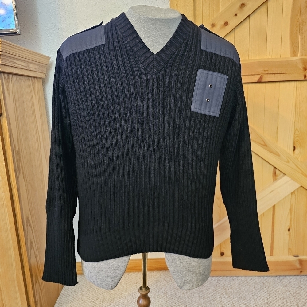 Military Men's wool v-neck sweater black Size M